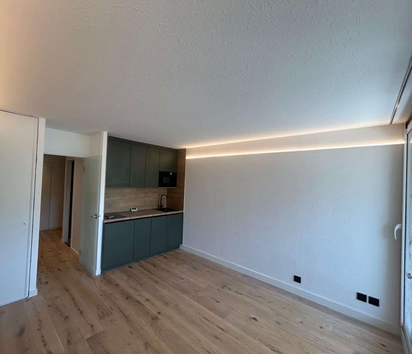 Cuisine ouverte installée en collaboration avec MH Cuisine dans un appartement rénové.