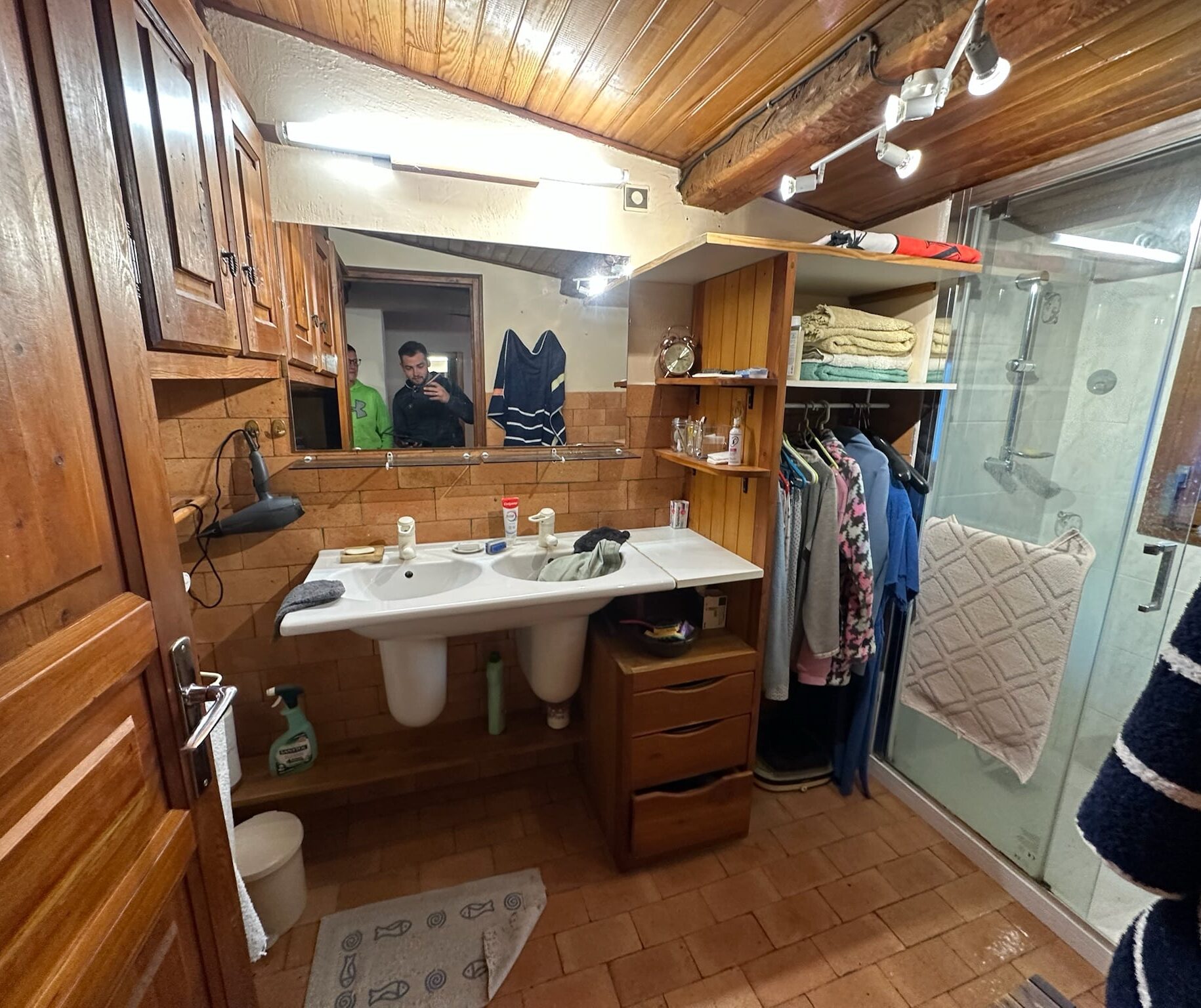 Salle de bain de 6 m² avant les travaux de rénovation à La Vachette